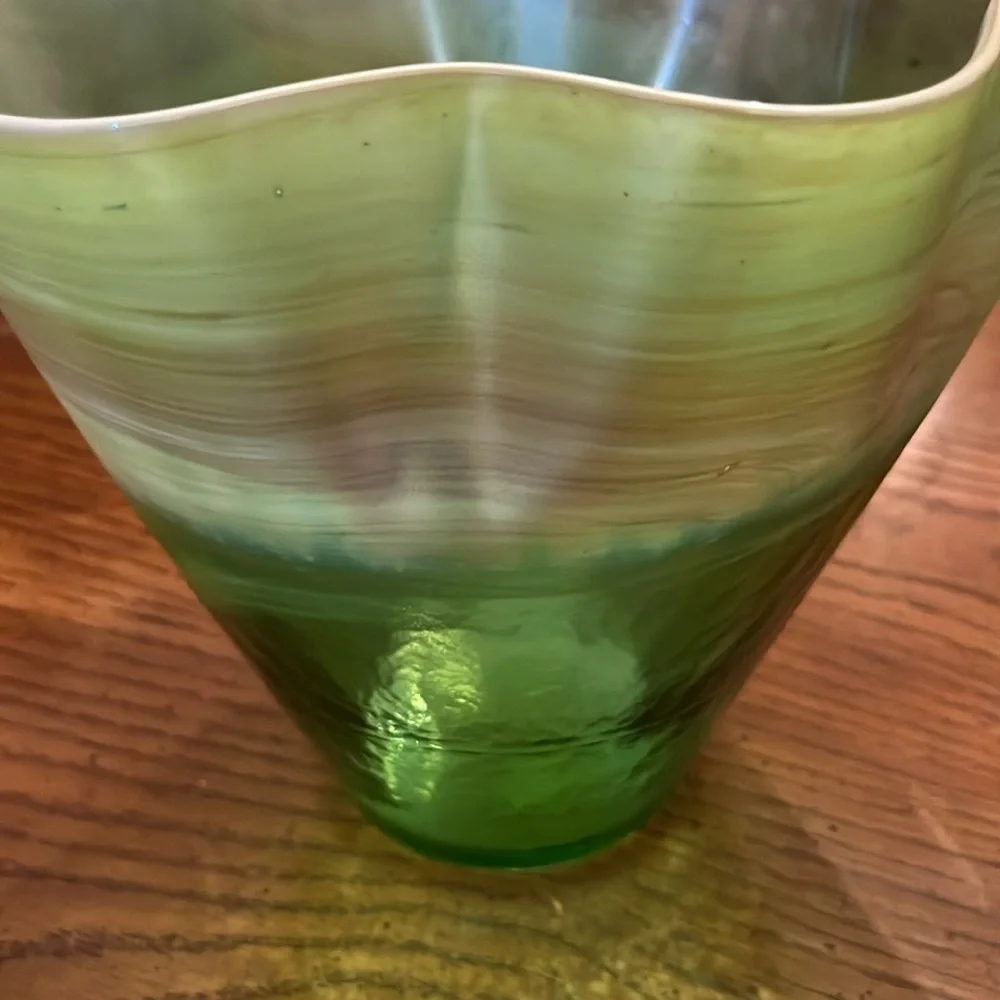Murano‎ ribbon glass vase